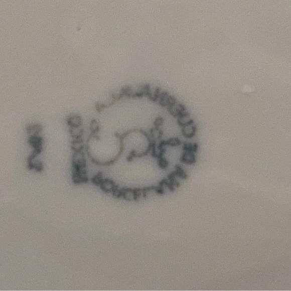 Porcelana de Cuernavaca Porcelain Girl Figurine with a Basket of Flowers - Picture 8 of 11